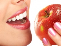 Преимущества имплантации зубов перед протезированием